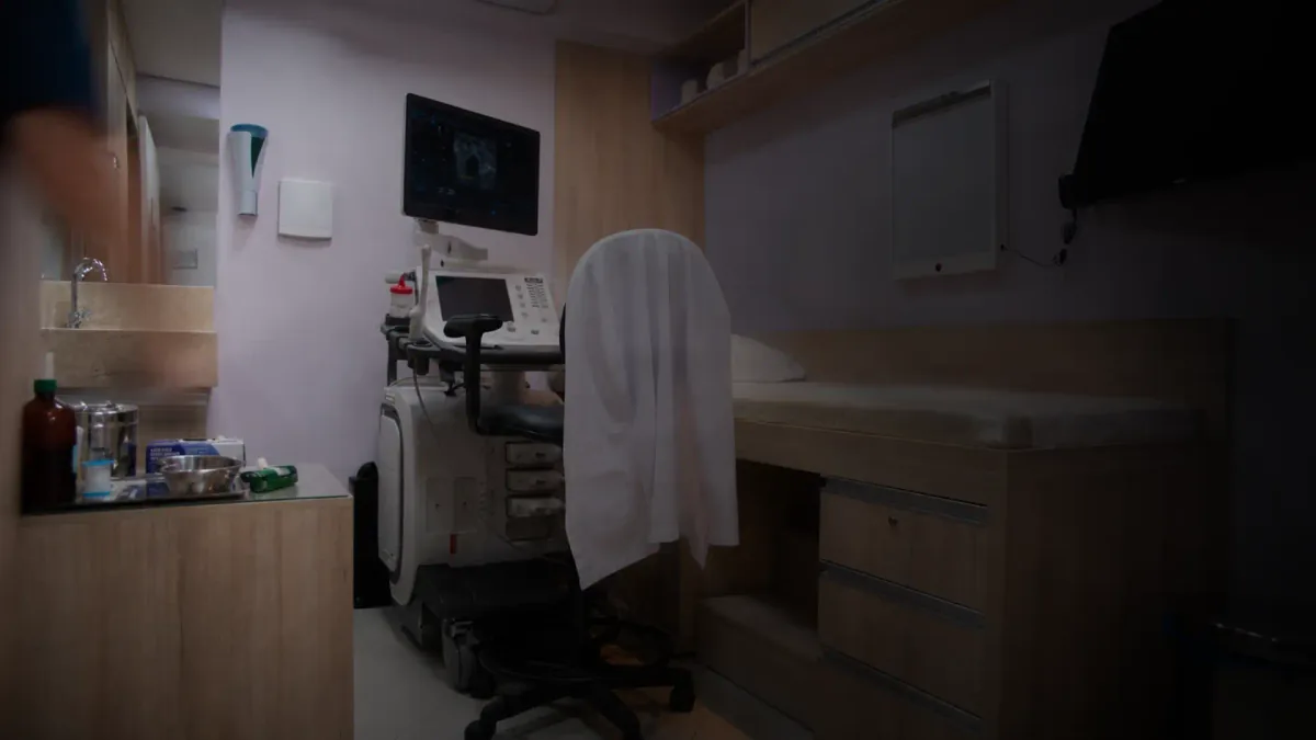 Jaleco branco na sala de ultrassonografia da Clínica Preciore, em São Luís, MA