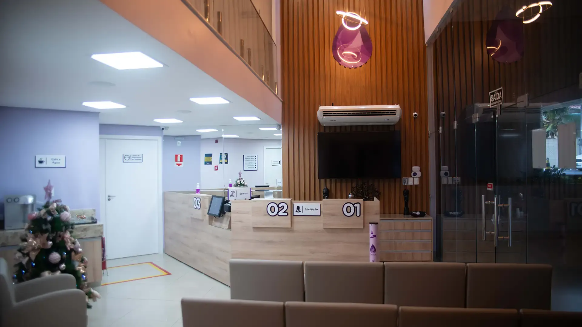 Recepção da Clínica Preciore, com balcão de atendimento e sala de espera, em São Luís, MA